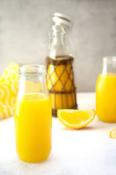 Suco Laranja Doce Decantadores Vidro Uma Garrafa Fica Uma Mesa — Fotografia de Stock