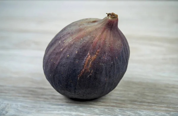 Fig Fruta Madura Sobre Fundo Leve Texturizado — Fotografia de Stock