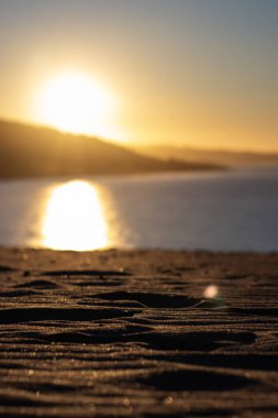 Sahilde güneş doğuyor.