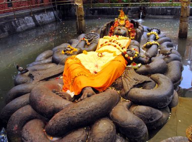 Lord Vishnu 'nun heykeli, Nepal, Katmandu' da Budhanilkantha 'da bir gölete tünemiş bir Hindu tanrısı. Bu heykelin 1400 yıl önce Kral Vishnu Gupta tarafından saltanatı sırasında inşa edildiğine inanılıyor. Burası Hindular için en kutsal yer..  