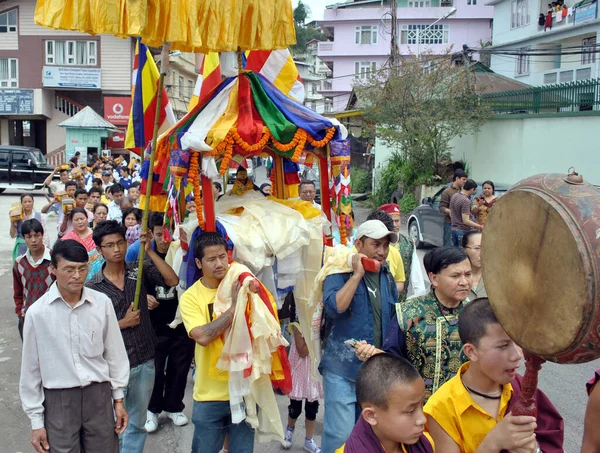 Efendi Buddha Heykeli Tutanlar Gangtok Sikkim Deki Saga Dawa Nın — Stok fotoğraf