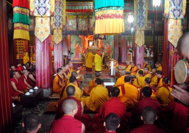 XVII Galwang Karmapa Ogyen Drodul Thinley Dorje 'nin Gangtok, Sikkim' deki Rumtek 'te 34. yaş gününde uzun yaşamı için dua eden keşişler..