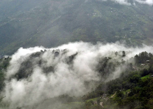 Das Von Nebel Und Nebel Umhüllte Dorf Kamrang Sieht Von — Stockfoto