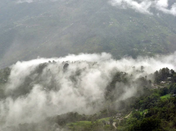 Das Von Nebel Und Nebel Umhüllte Dorf Kamrang Sieht Von — Stockfoto