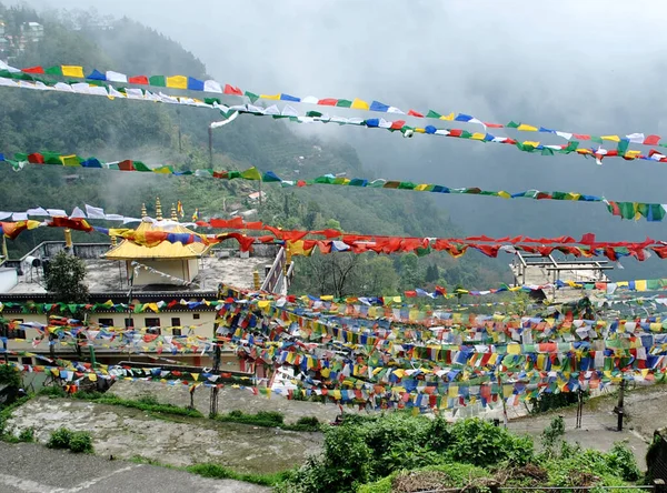 Variadas Bandeiras Coloridas Oração Oscilam Redor Mosteiro Chandmari Gangtok Sikkim — Fotografia de Stock