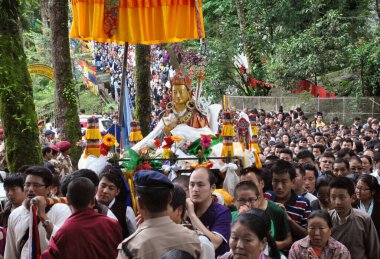 Eski bir Budist aziz olan Guru Padmasambhava 'nın heykelini elinde tutanlar, Şemsiyenin altında, kutsal yürüyüşe katılan Guru Thrunkar Tshechu' nun Gangtok, Sikkim 'de kutsanması vesilesiyle kutsandılar. Bu Sikkim 'de gözlemlenen en kutsal gün..