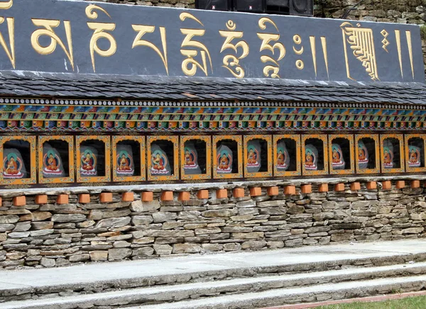 锡金Ravangla的Manilakhang修道院周围装饰着108幅佛像和佛经 看起来很美 锡金是一个佛教国家 寺院和佛经在每一个角落都很常见 — 图库照片