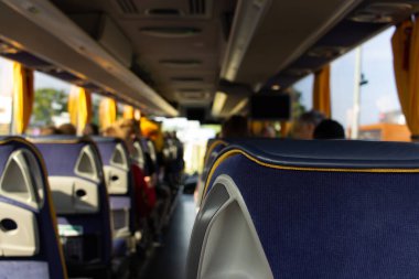 Otobüs içinde yolcularla seyahat gibi. Asya, ABD veya Avrupa 'ya uzun mesafe seyahati konsepti veya diğer insanlarla, ailelerle veya arkadaşlarla birlikte düşük maliyetli yerel turlar