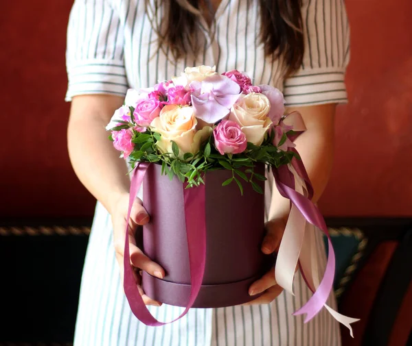 Коробка Цветов Ленточкой Руках Девушки Концепция Дамы Лиловой Орхидеей Цветочном — стоковое фото