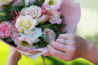 Gelinler küçük buketleri tutarlar. Güzel çiçekli kız konsepti