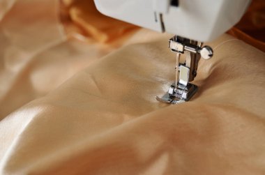 Dikiş makinesi, kumaş yatay yönelimini diker