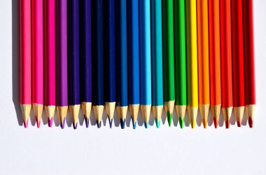 Okul için renkli kalemler yukarıdan gökkuşağı görünümü olarak hizalanmıştır.