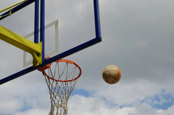 Football Flies Basketball Ring Cloudy Gray Sky Horizontal Orientation — Stock Photo, Image