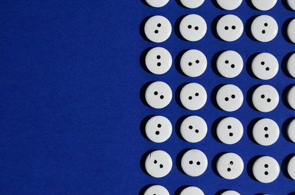 Patroon Witte Houten Knoppen Aan Rechterkant Een Blauwe Achtergrond Met Stockfoto