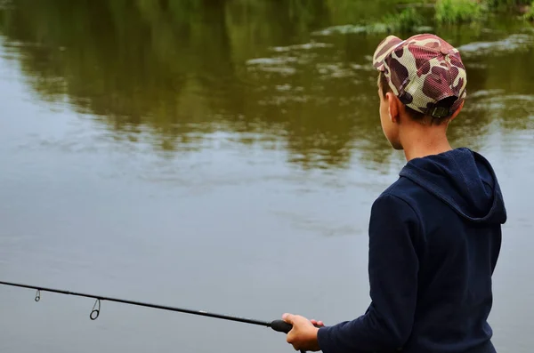 Chlapec Čepici Sám Břehu Řeky Chytí Rybářský Prut Letní Den — Stock fotografie