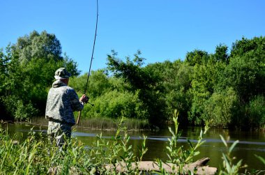 Erkek balıkçılar yazın balık tutmak için nehre atıyorlar.