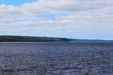 Nehrin diğer yakasının manzarası güneşli bir yaz gününde yatay yönelimde.