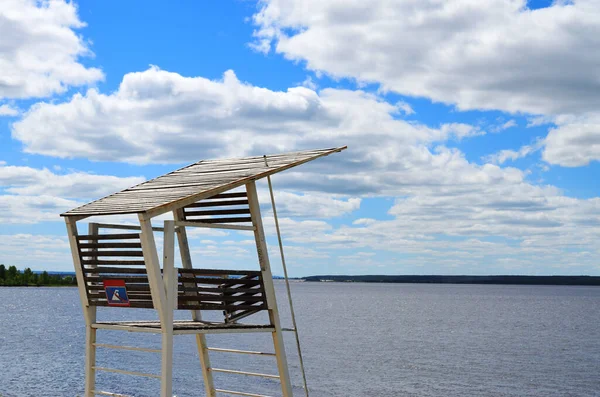 Torre Del Bagnino Sulla Spiaggia Con Segno Nuotare Vietato Riposo — Foto Stock