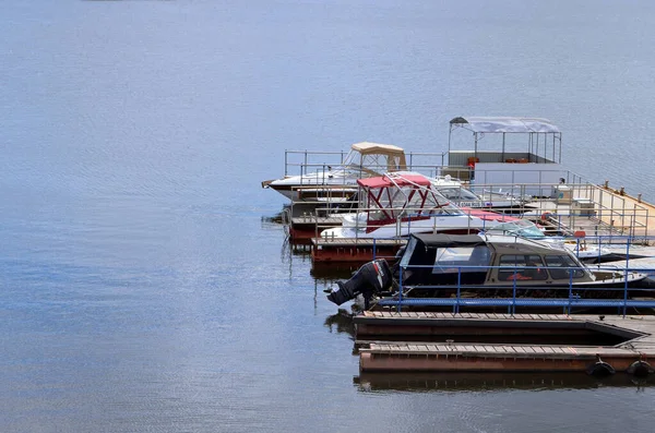 Barcos Privados Cais Baía Dia Fita Descanso Caminha Sobre Água — Fotografia de Stock