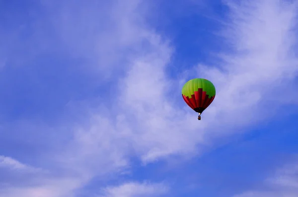 Ein Rotgrüner Ballon Rosafarbenen Himmel Fliegt Die Ferne Heißluftballons Lufttransport — Stockfoto