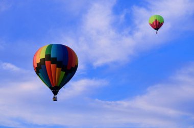 Gökyüzüne doğru yükselen iki renkli balon, sıcak hava balonları, hava taşımacılığı, hava, balon ve balon festivali