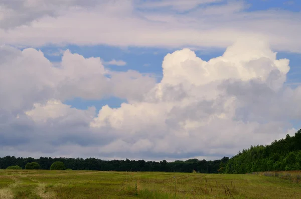 Gros Nuage Orageux Sur Ciel Bleu Dessus Champ Campagne Loin — Photo