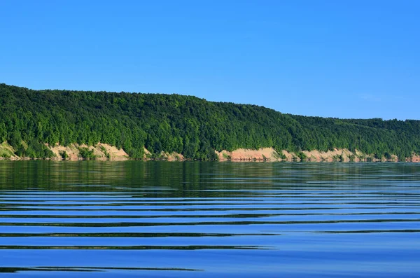 Paesaggio Increspature Acqua Lungo Ripida Riva Del Fiume Coperto Foresta — Foto Stock