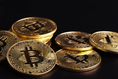 Bitcoin Kriptopara birimi. Bitcoin madeni para siyah bir masa üzerine yerleştirildi. İş İnternet Konsepti.