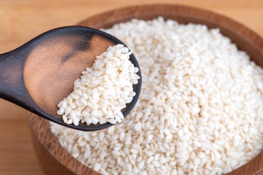 Beyaz susam. Sağlıklı beslenmek için tahta kasede beyaz susam tohumu. Kasede beyaz susam tohumu.