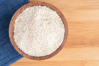 Beyaz susam. Sağlıklı beslenmek için tahta kasede beyaz susam tohumu. Kasede beyaz susam tohumu.