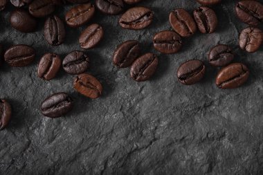 Kahve çekirdekleri arka planda, kahve çekirdekleri yakın planda, kahve çekirdekleri yakın planda..