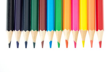 Beyaz arka plana izole edilmiş renkli kalemler. Kapatın. Eğitim ve sanat kavramları