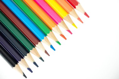 Beyaz arka plana izole edilmiş renkli kalemler. Kapatın. Eğitim ve sanat kavramları