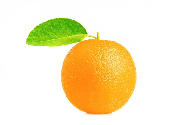 オレンジオレンジのスライスと葉は白い背景に隔離されています — ストック写真