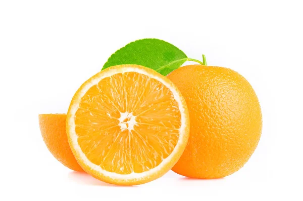 オレンジ葉と半分が白い背景に隔離された2つのオレンジ — ストック写真