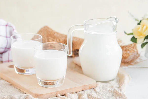 Milch Milchflasche Und Milchglas Auf Holztisch Glaskanne Und Glas Mit — Stockfoto