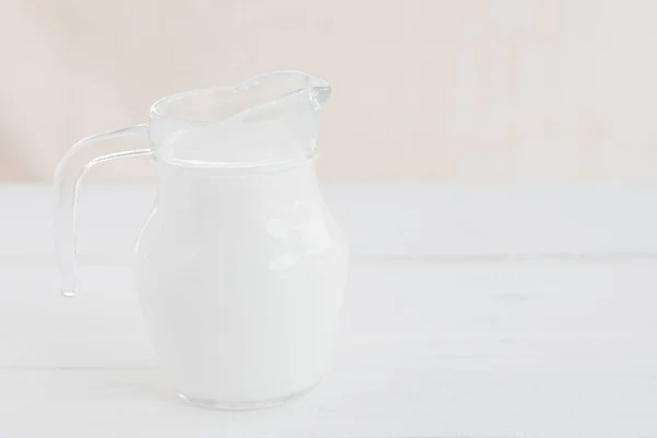 Milch Milchflasche Und Milchglas Auf Holztisch Glaskanne Und Glas Mit — Stockfoto