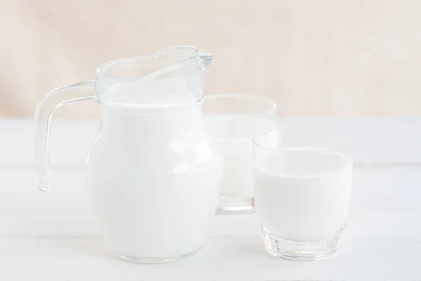 Milch Milchflasche Und Milchglas Auf Holztisch Glaskanne Und Glas Mit — Stockfoto