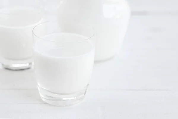 Milch Milchflasche Und Milchglas Auf Holztisch Glaskanne Und Glas Mit — Stockfoto