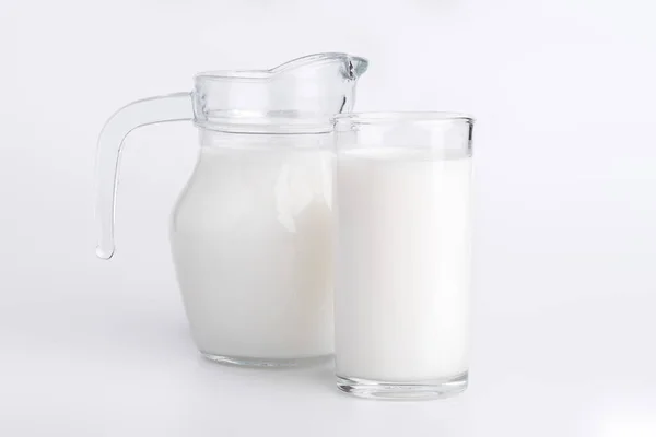 Natürliche Vollmilch Einem Krug Und Einem Glas Weißen Hintergrund Milchständer — Stockfoto