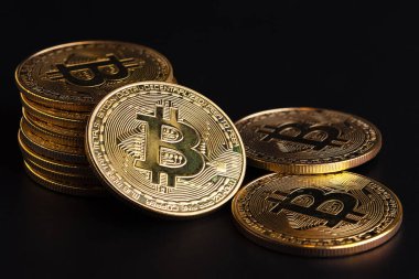 Bitcoin Kriptopara birimi. Bitcoin madeni para siyah bir masa üzerine yerleştirildi. İş İnternet Konsepti.
