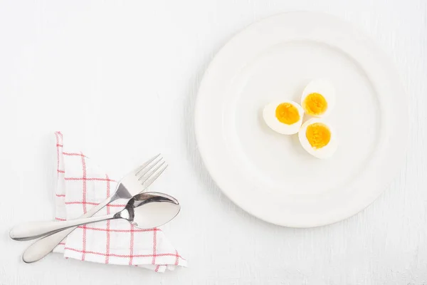 Vista Superior Los Huevos Cocidos Una Cuchara Plato Blanco Colocado — Foto de Stock