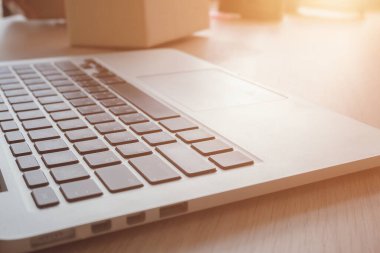 Defter bilgisayarlar, dizüstü bilgisayarlar, ahşap tablolar, iş fikirleri, finans ve eğitim