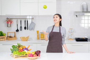 Genç kadınlar modern mutfakta sağlıklı gıda, sağlıklı gıda fikirleri ve kilo kaybı ile mutlular..
