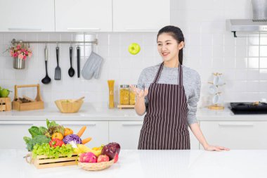 Genç kadınlar modern mutfakta sağlıklı gıda, sağlıklı gıda fikirleri ve kilo kaybı ile mutlular..