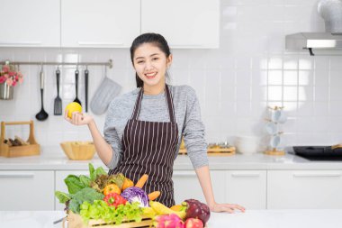 Genç kadınlar modern mutfakta sağlıklı gıda, sağlıklı gıda fikirleri ve kilo kaybı ile mutlular..