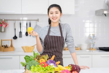 Genç kadınlar modern mutfakta sağlıklı gıda, sağlıklı gıda fikirleri ve kilo kaybı ile mutlular..