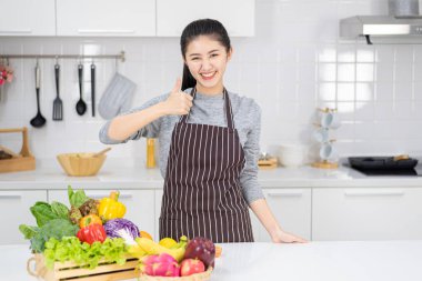 Genç kadınlar modern mutfakta sağlıklı gıda, sağlıklı gıda fikirleri ve kilo kaybı ile mutlular..