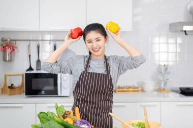Genç kadınlar modern mutfakta sağlıklı gıda, sağlıklı gıda fikirleri ve kilo kaybı ile mutlular..