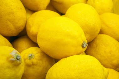 Marketteki Limonların Renkli Gösterimi .limon tezgahın üstünde